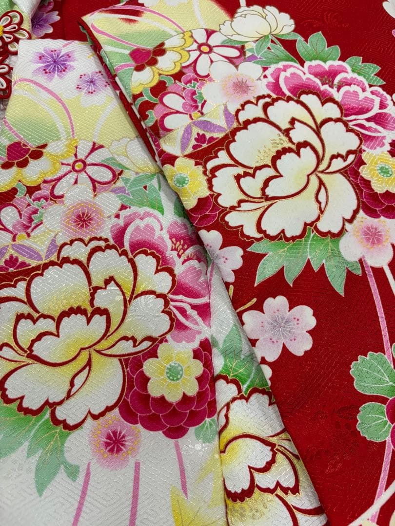 七五三　3歳女の子　着物・被布セット　赤と白　華やかブーケ　花束　牡丹　桜