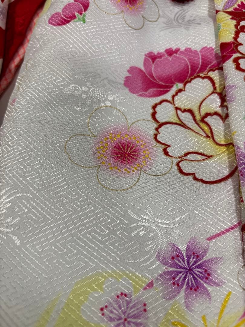 七五三　3歳女の子　着物・被布セット　赤と白　華やかブーケ　花束　牡丹　桜