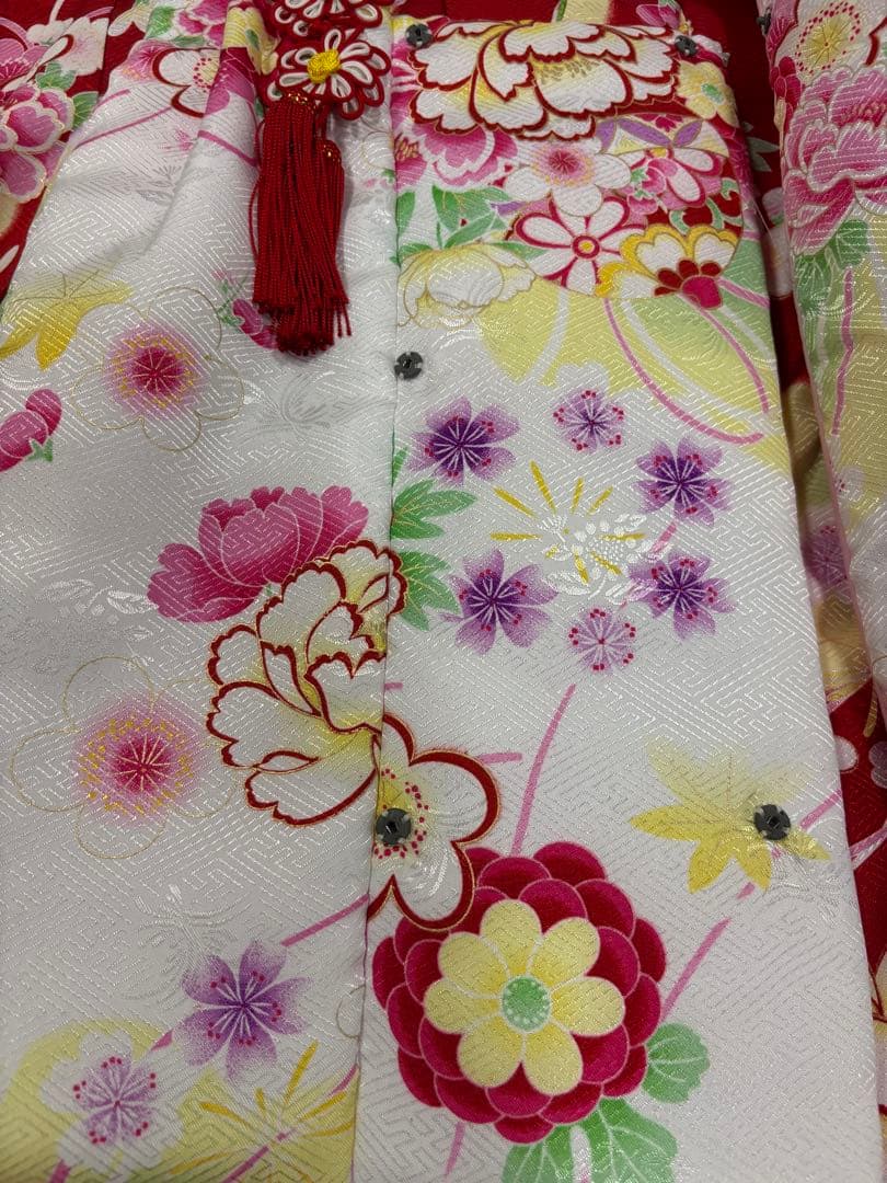 七五三　3歳女の子　着物・被布セット　赤と白　華やかブーケ　花束　牡丹　桜