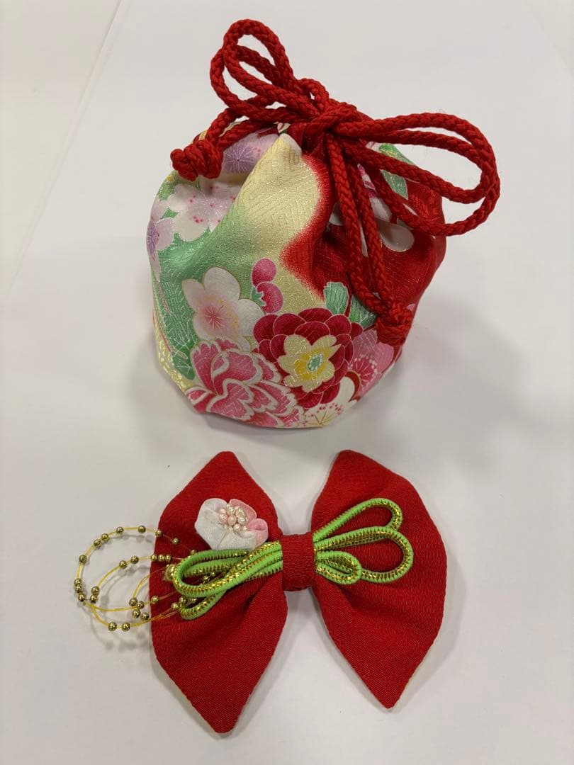 七五三　3歳女の子　着物・被布セット　赤と白　華やかブーケ　花束　牡丹　桜