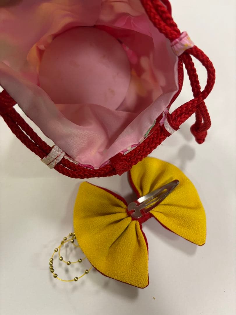 七五三　3歳女の子　着物・被布セット　赤と白　華やかブーケ　花束　牡丹　桜