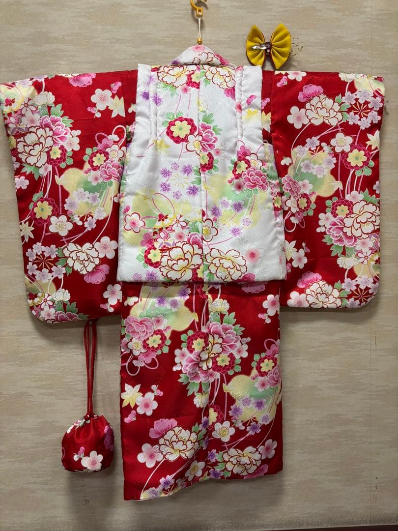 七五三　3歳女の子　着物・被布セット　赤と白　華やかブーケ　花束　牡丹　桜