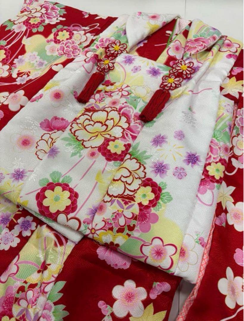 七五三　3歳女の子　着物・被布セット　赤と白　華やかブーケ　花束　牡丹　桜