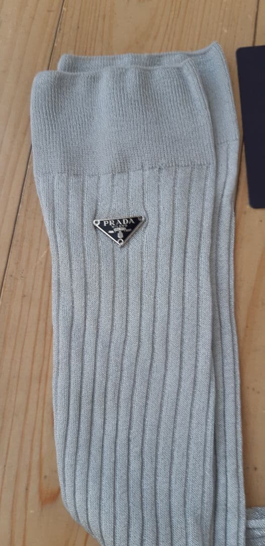 プラダ　プレートロゴ入りラメ　ソックス　ゴールド