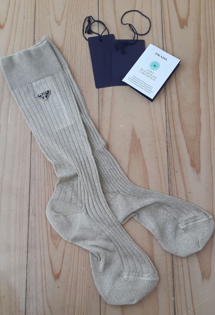 プラダ　プレートロゴ入りラメ　ソックス　ゴールド