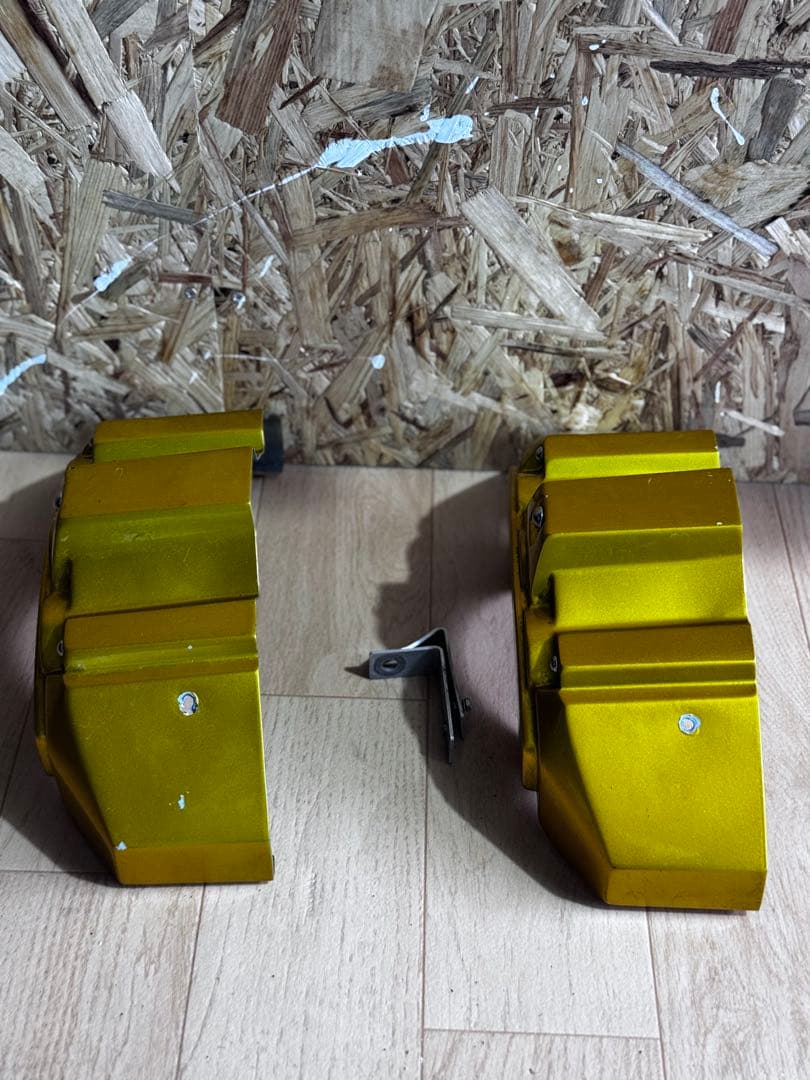 200系ハイエースessex ゴールド ブレーキキャリパー 取り付け金具付き