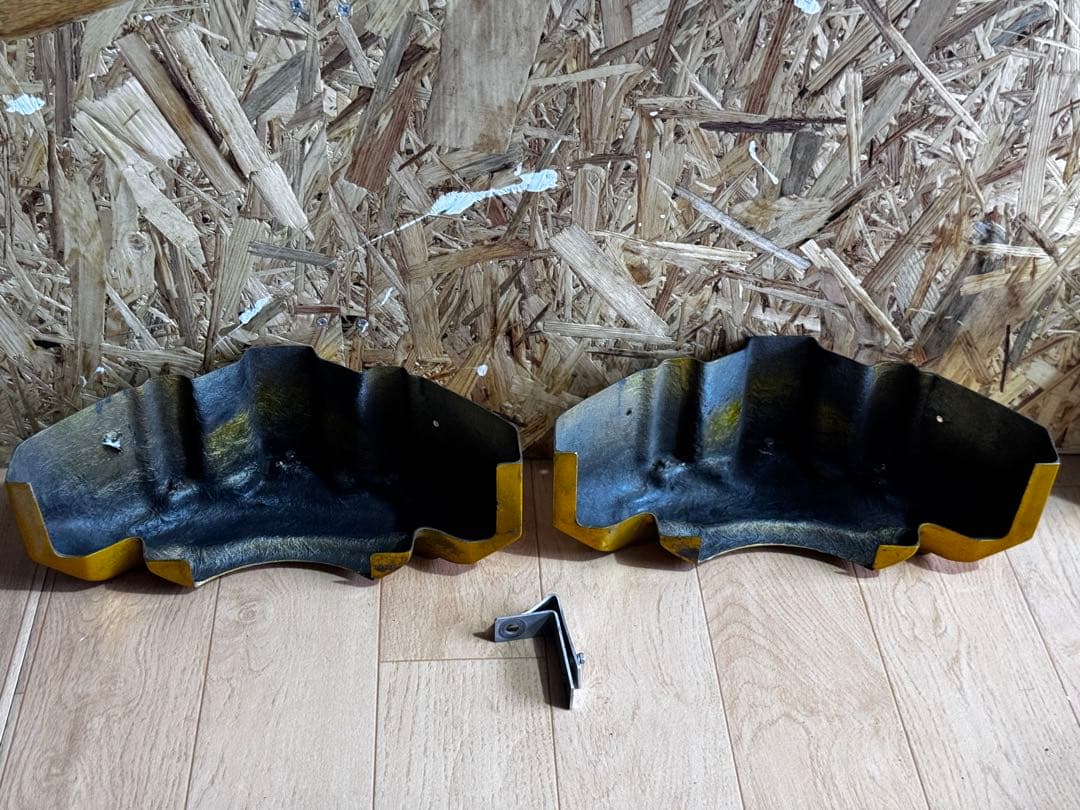 200系ハイエースessex ゴールド ブレーキキャリパー 取り付け金具付き