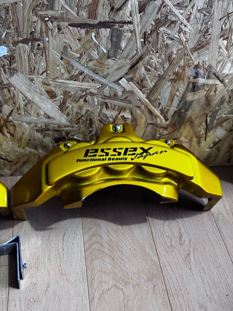 200系ハイエースessex ゴールド ブレーキキャリパー 取り付け金具付き