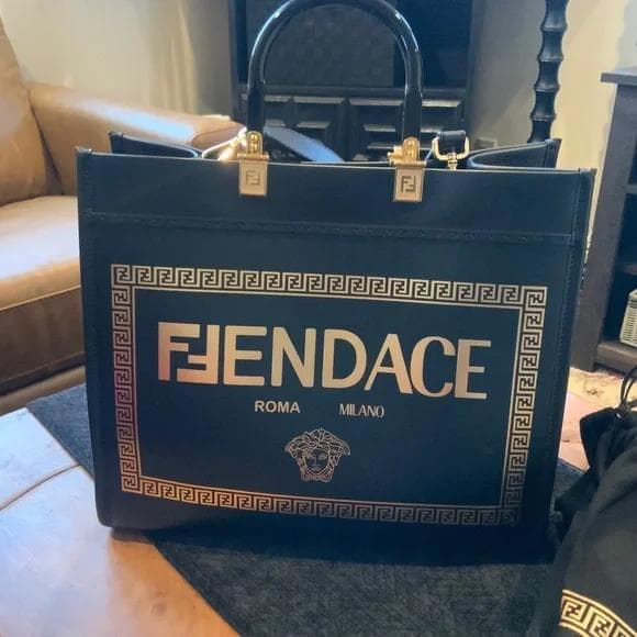中古 FENDACE ロゴ入りショルダーバッグ