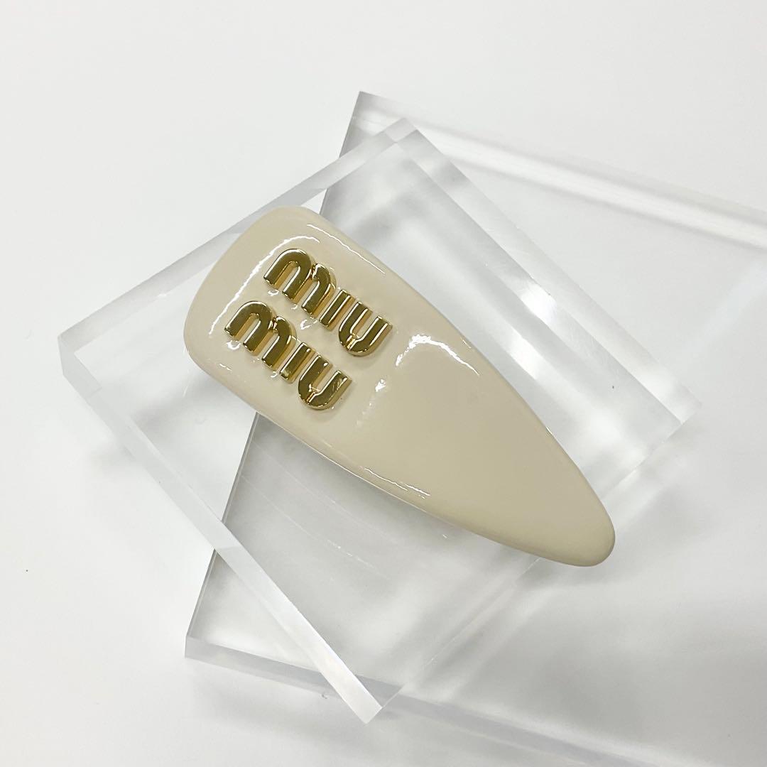 ミュウミュウ パテントレザー ヘアクリップ ヘアアクセサリー バレッタ