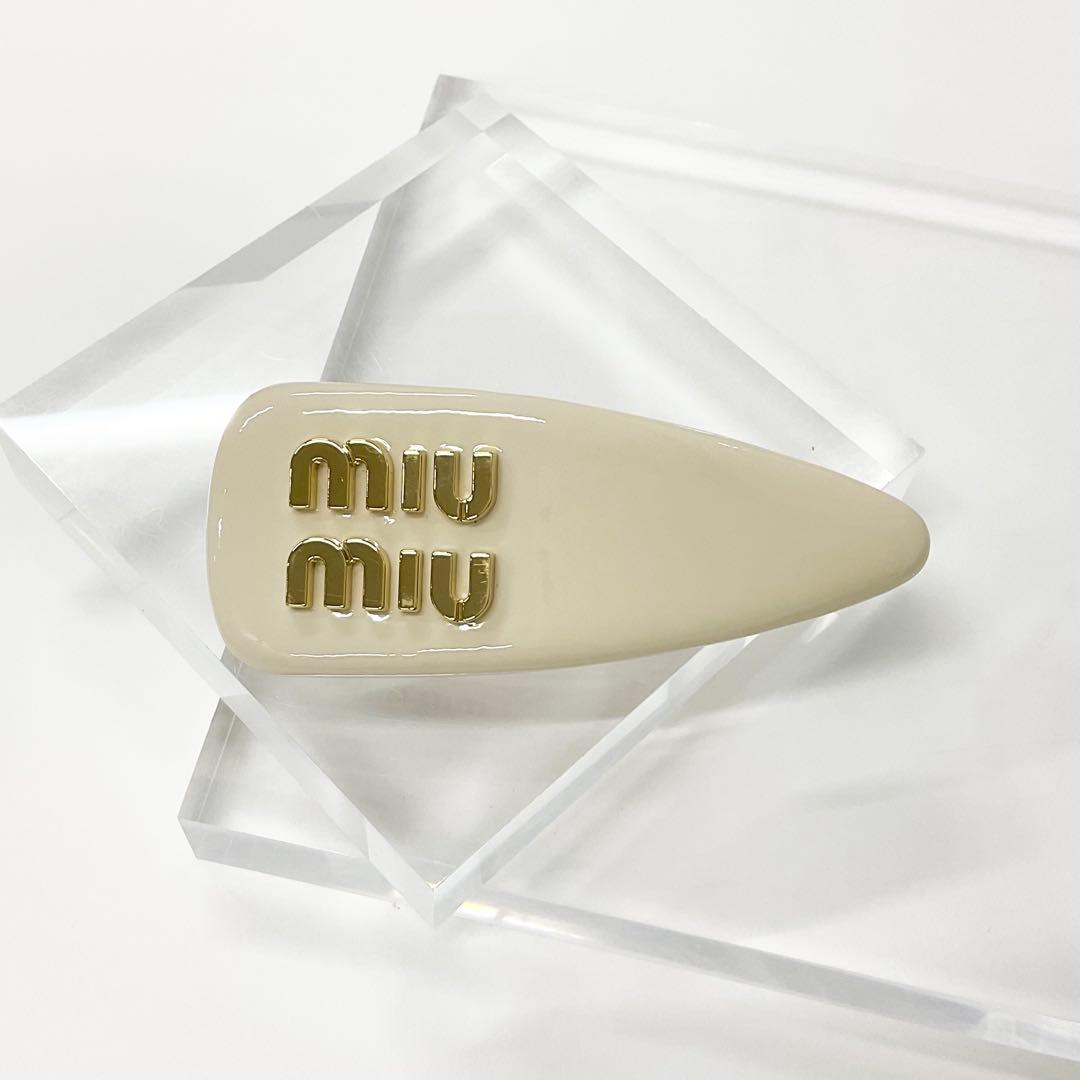 ミュウミュウ パテントレザー ヘアクリップ ヘアアクセサリー バレッタ