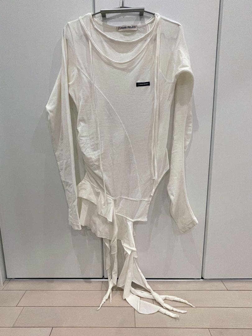 prank project ／ ラッフルヘムアシメトップス (ホワイト)