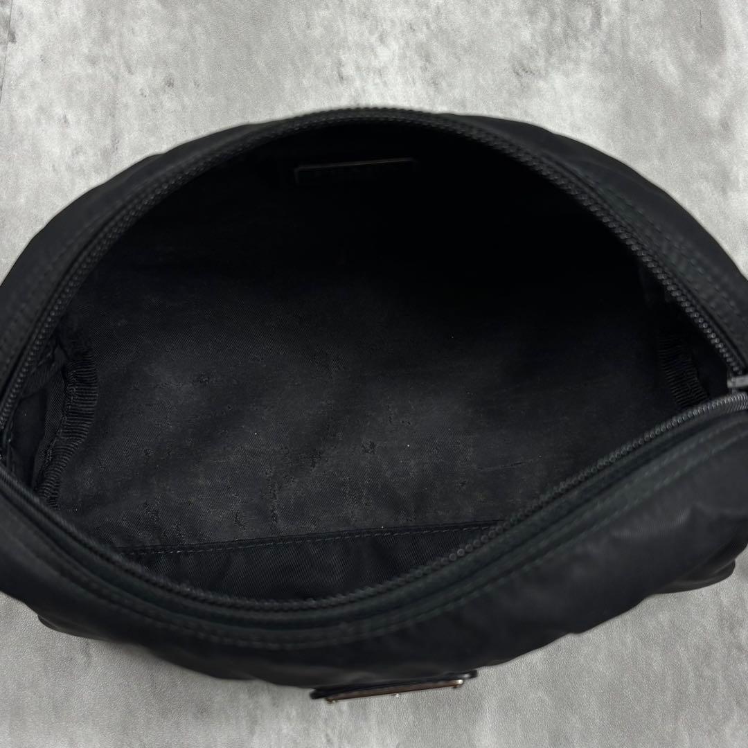 PRADA ポーチ ショルダーバッグ 三角プレート 斜め掛け 黒