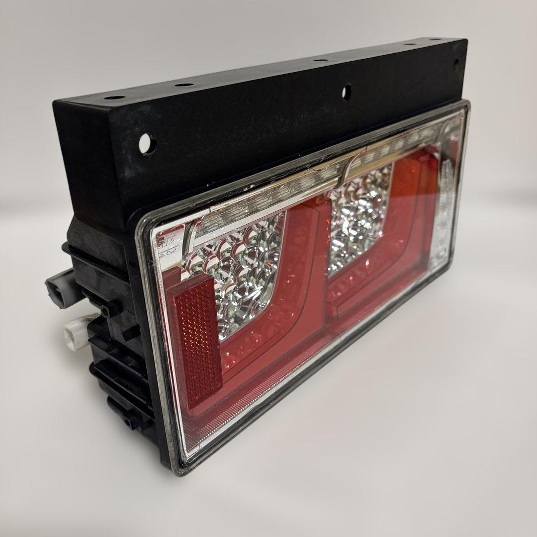 NO32 小糸　トラック用 4t 10t ノーマルタイプ（運転側）右