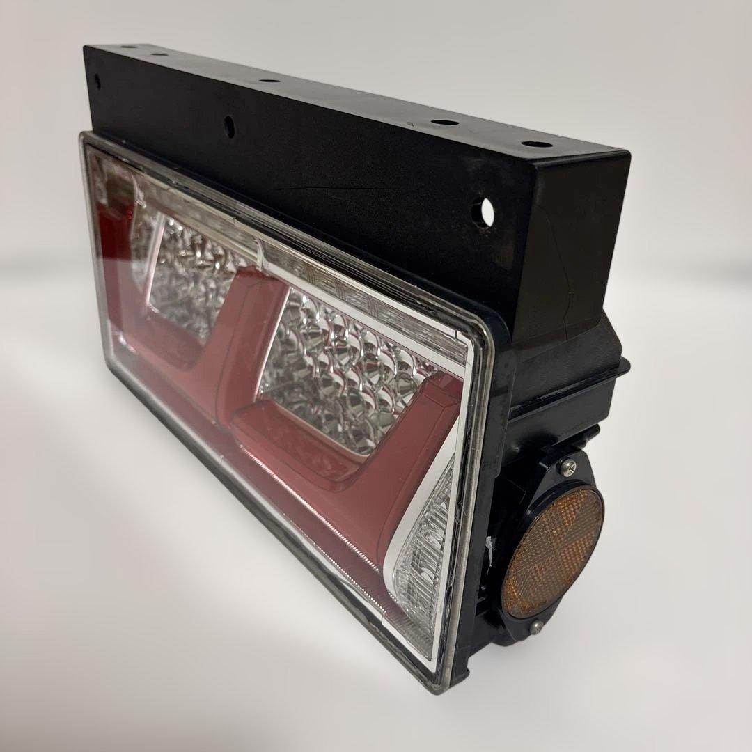 NO32 小糸　トラック用 4t 10t ノーマルタイプ（運転側）右