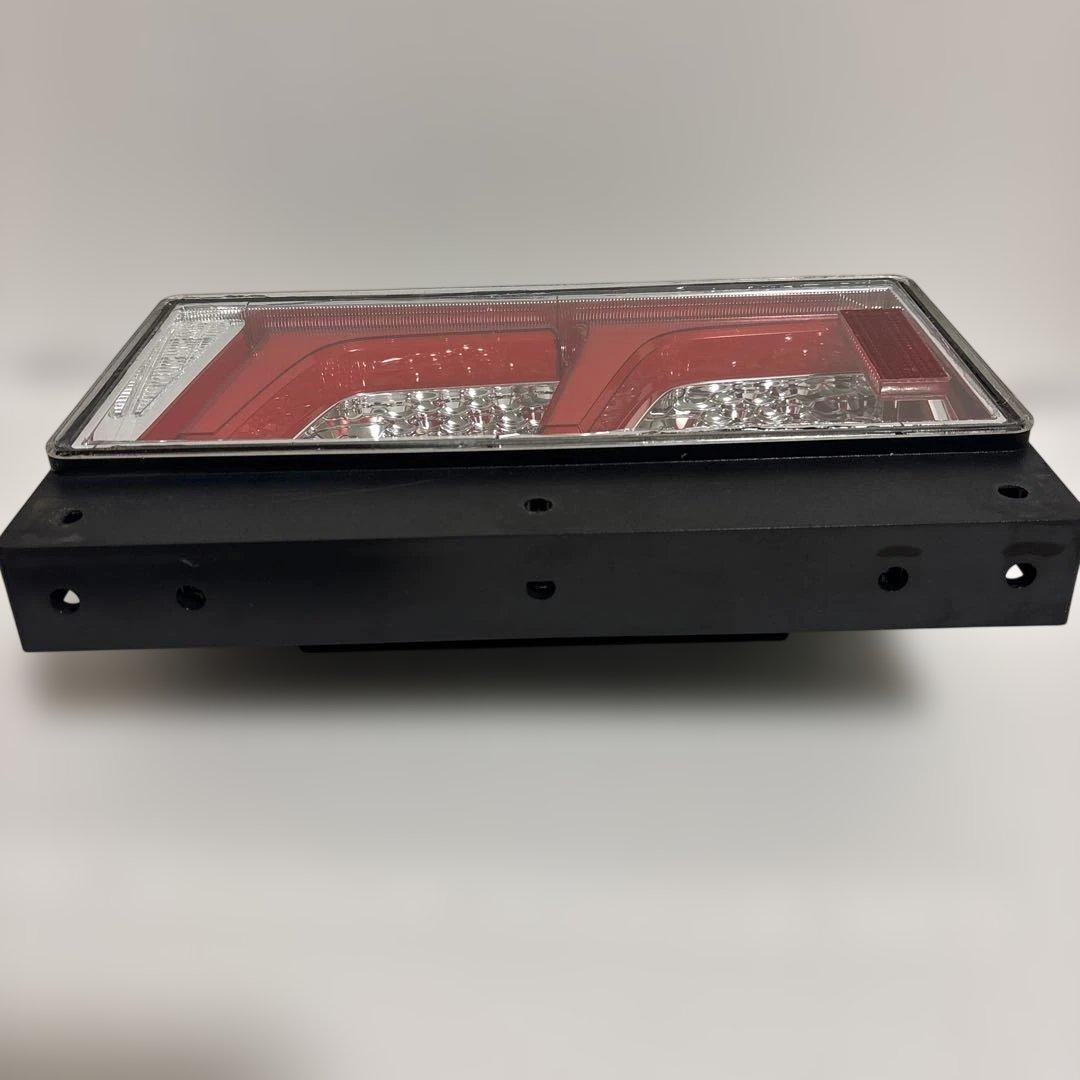 NO32 小糸　トラック用 4t 10t ノーマルタイプ（運転側）右