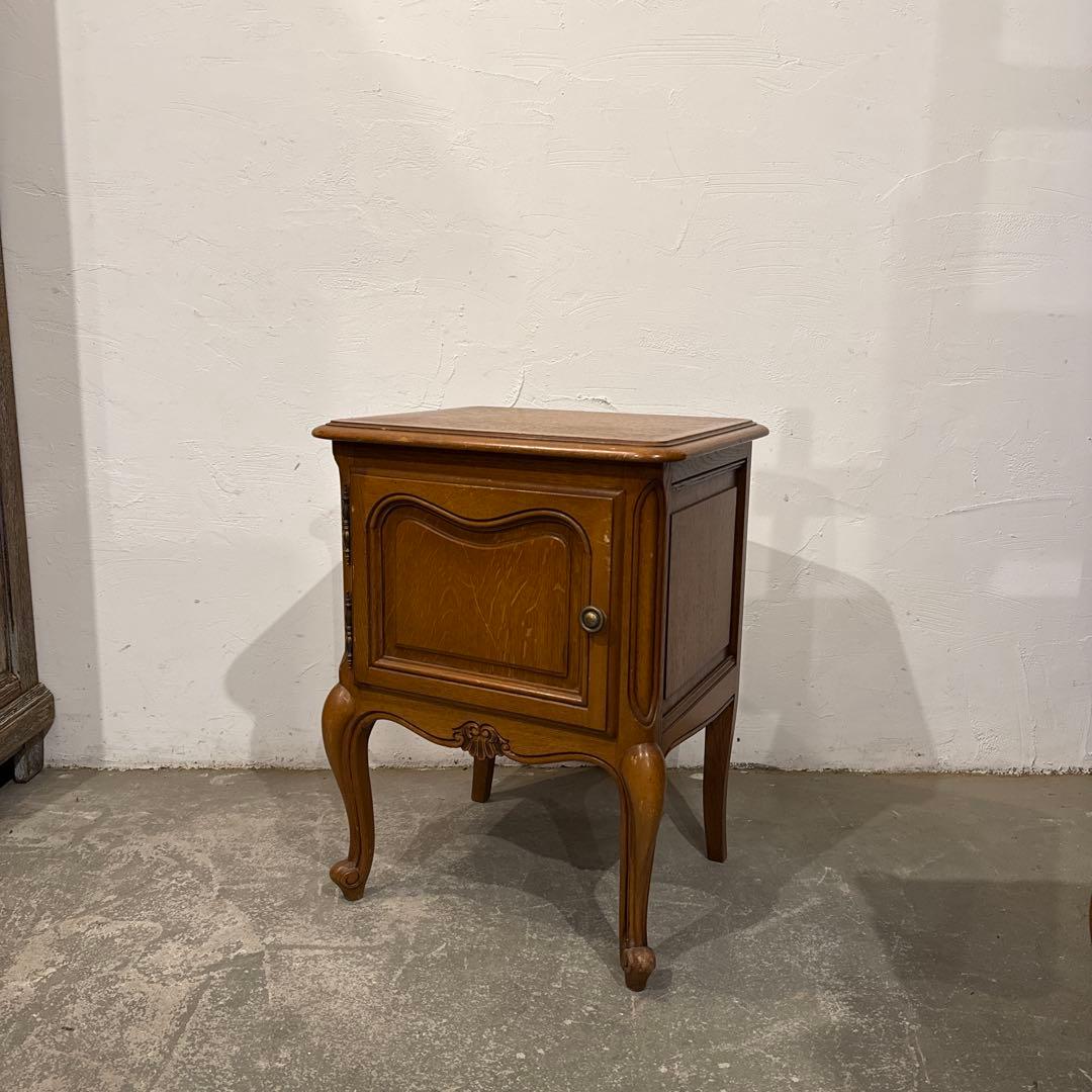 ヴィンテージ　木製サイドテーブル　扉収納付き　猫脚