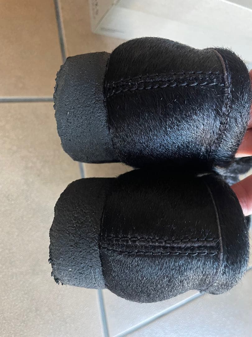 靴 Clalrks Wallabee Hair On black