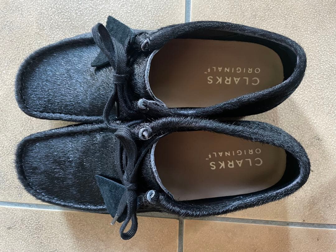 靴 Clalrks Wallabee Hair On black