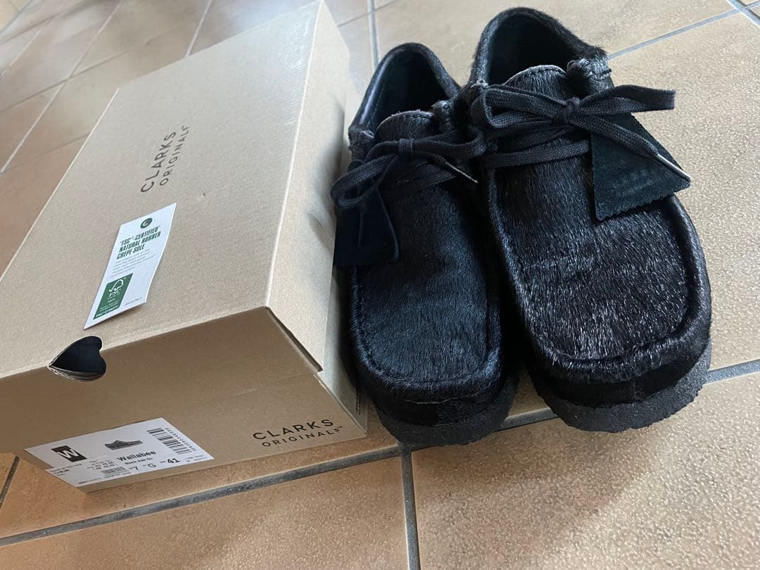 靴 Clalrks Wallabee Hair On black