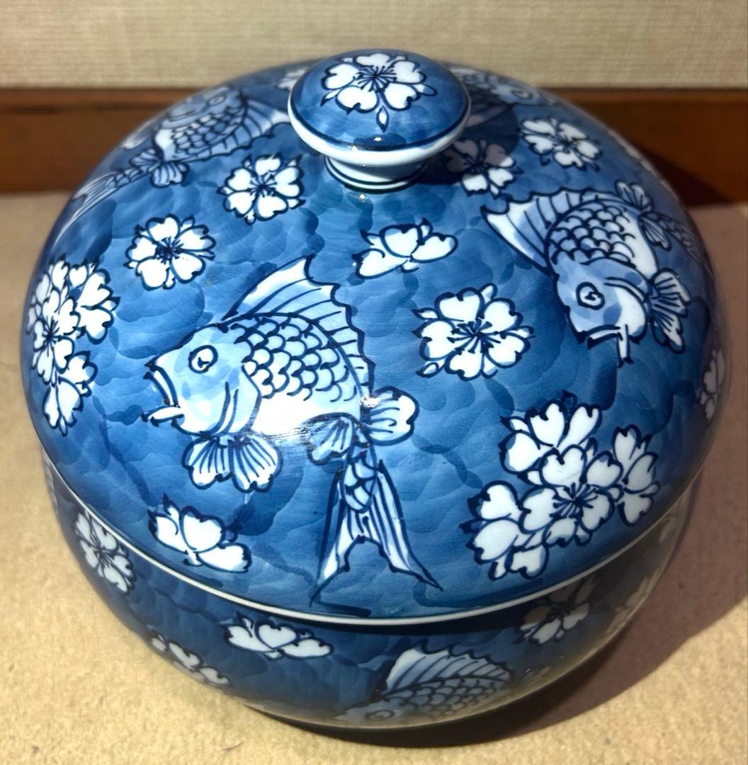 源右衛門 染付魚花紋蓋物と色鍋島唐草模様花瓶セット 共箱なし