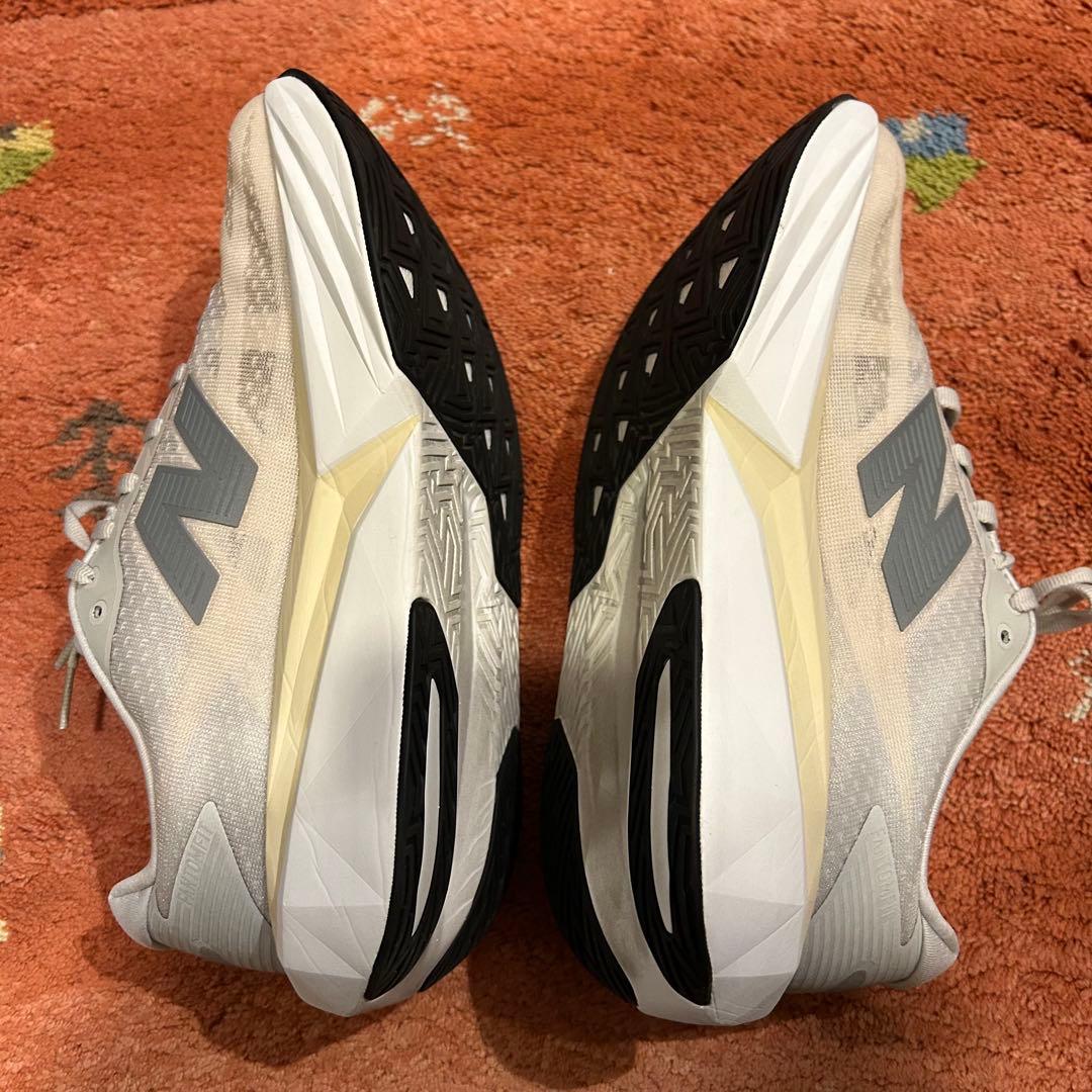 美品 ニューバランス FuelCell Rebel v5 サイズ26.5㎝