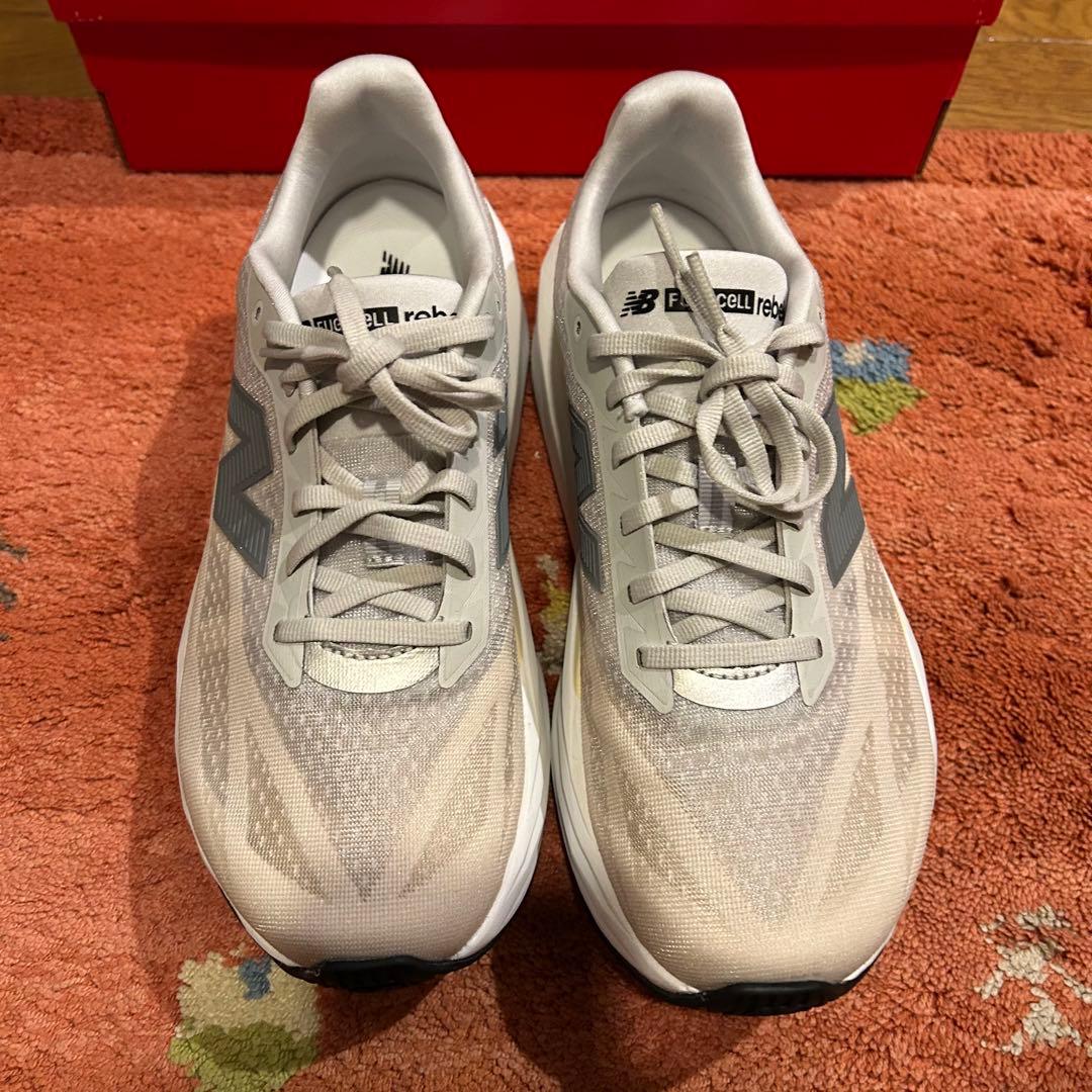 美品 ニューバランス FuelCell Rebel v5 サイズ26.5㎝