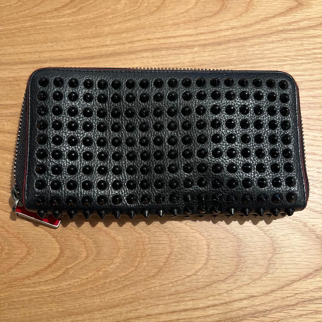 クリスチャン・ルブタン スタッズ付きブラックレザー長財布