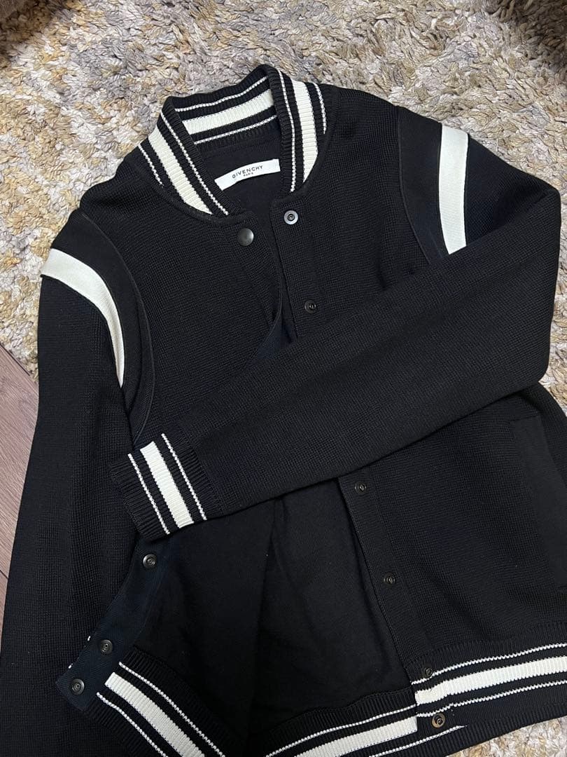 GIVENCHY ブラックスタジャン