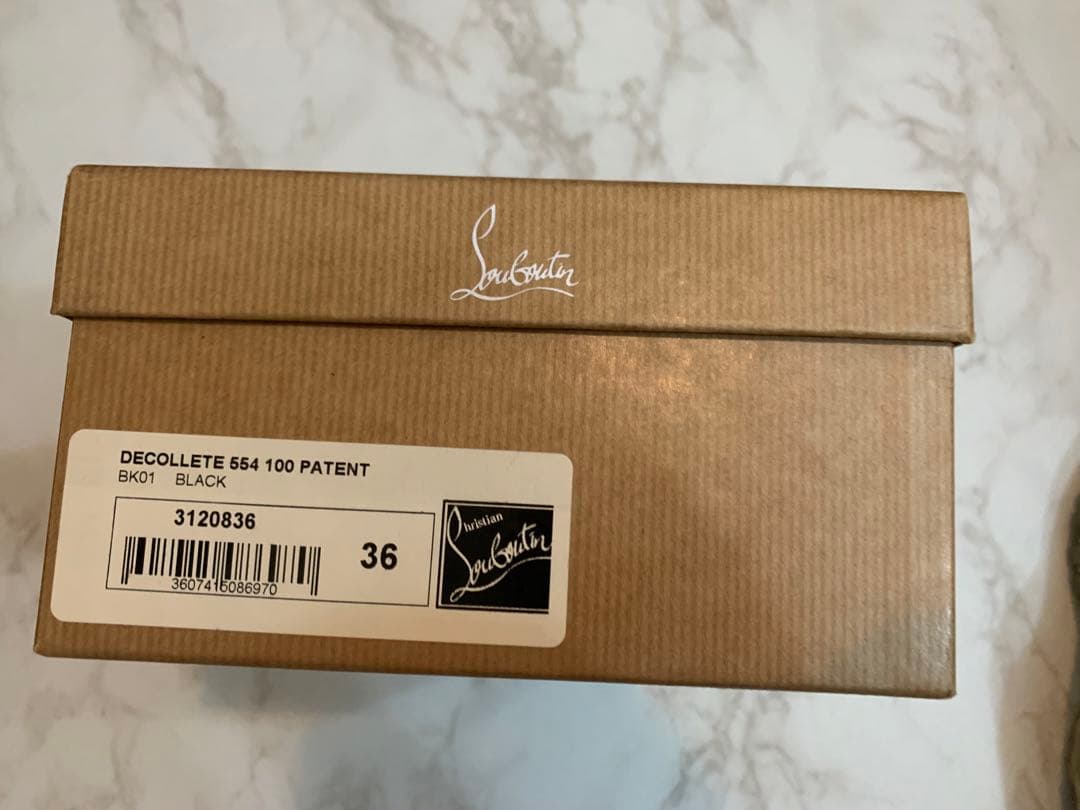 Christian Louboutin 黒 エナメル パンプス