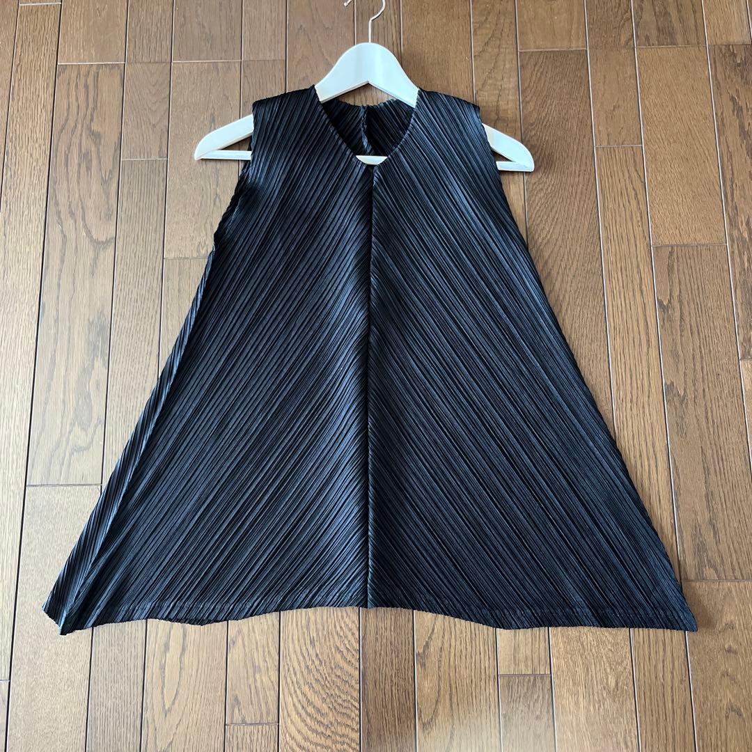 プリーツプリーズ　ノースリーブチュニック 黒