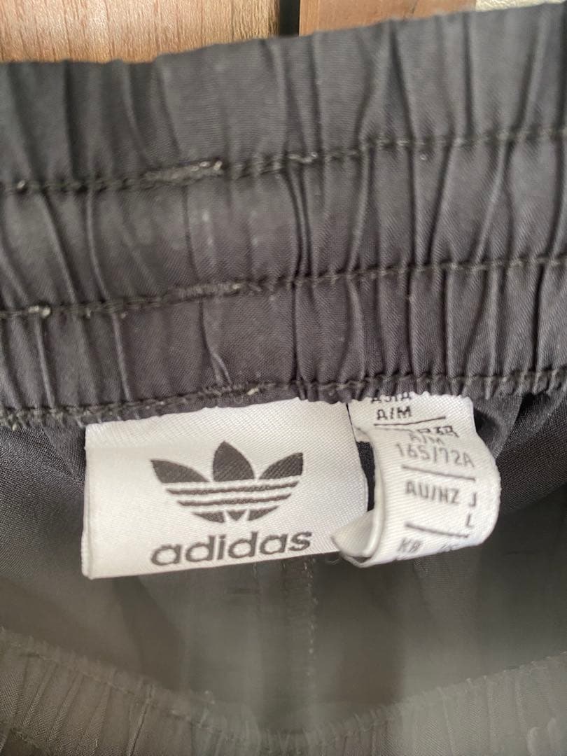 IV9318 adidas Adilenium オーバーサイズ トラックパンツ