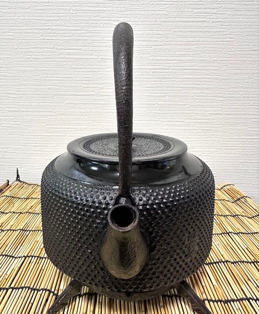 未使用品　成龍堂鋳造所 日本伝統工芸士 及川　齋（齋峰)造２２型アラレ　南部鉄瓶