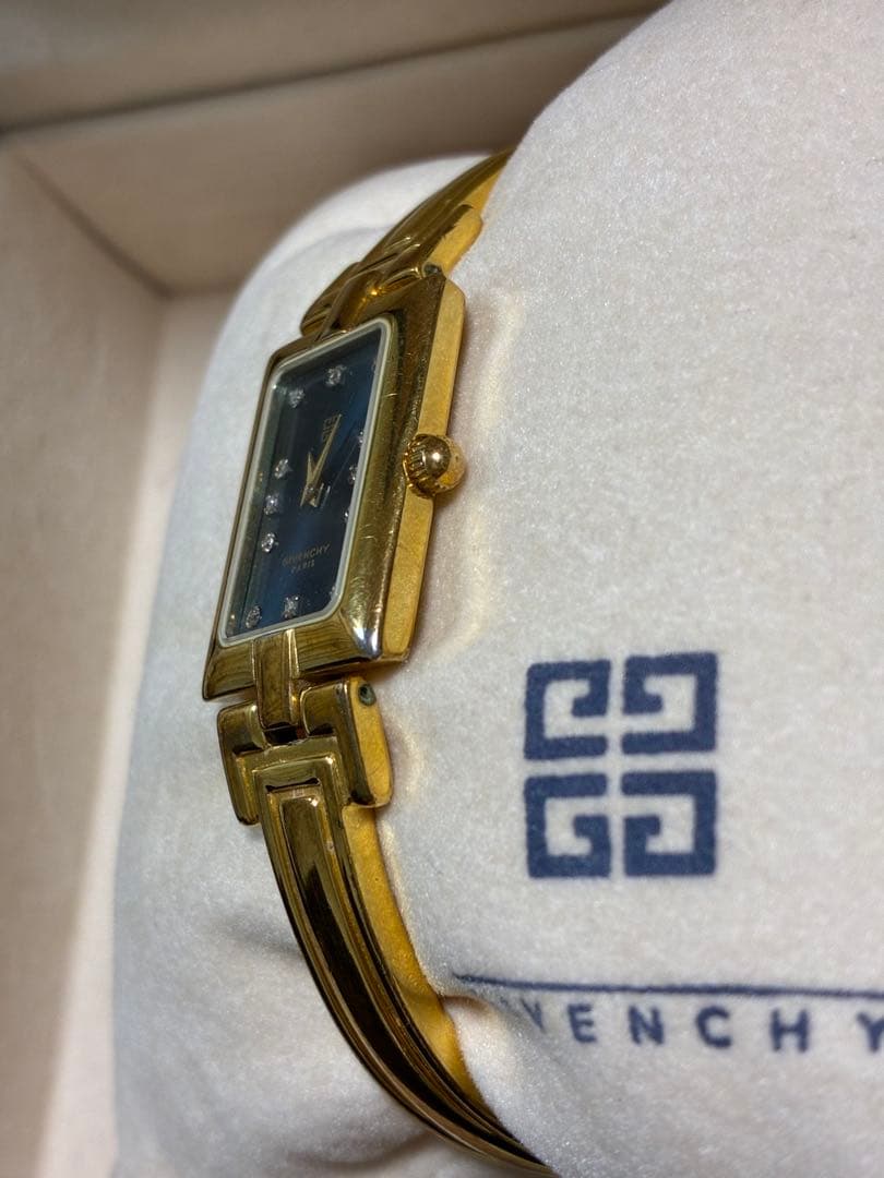 ジバンシー　バングルウォッチ　ゴールド　文字盤ブラック