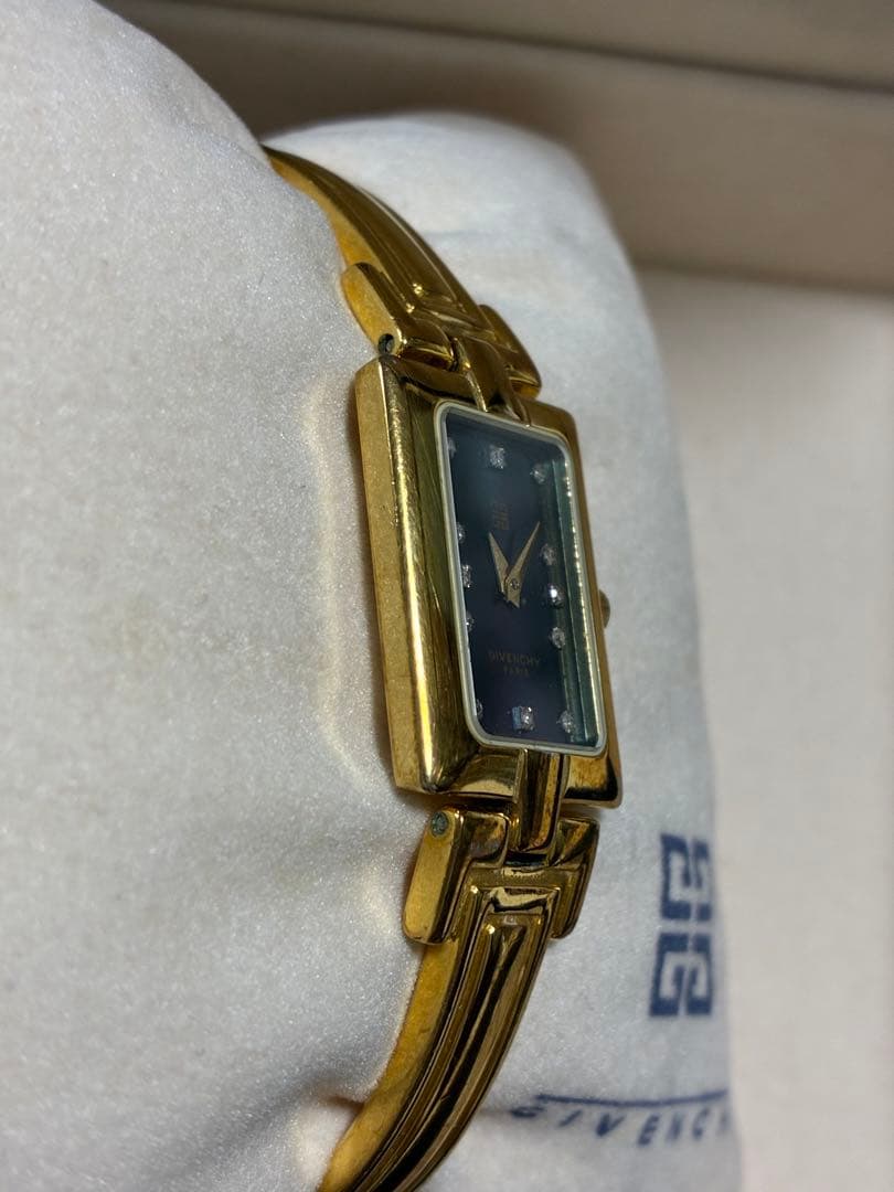 ジバンシー　バングルウォッチ　ゴールド　文字盤ブラック