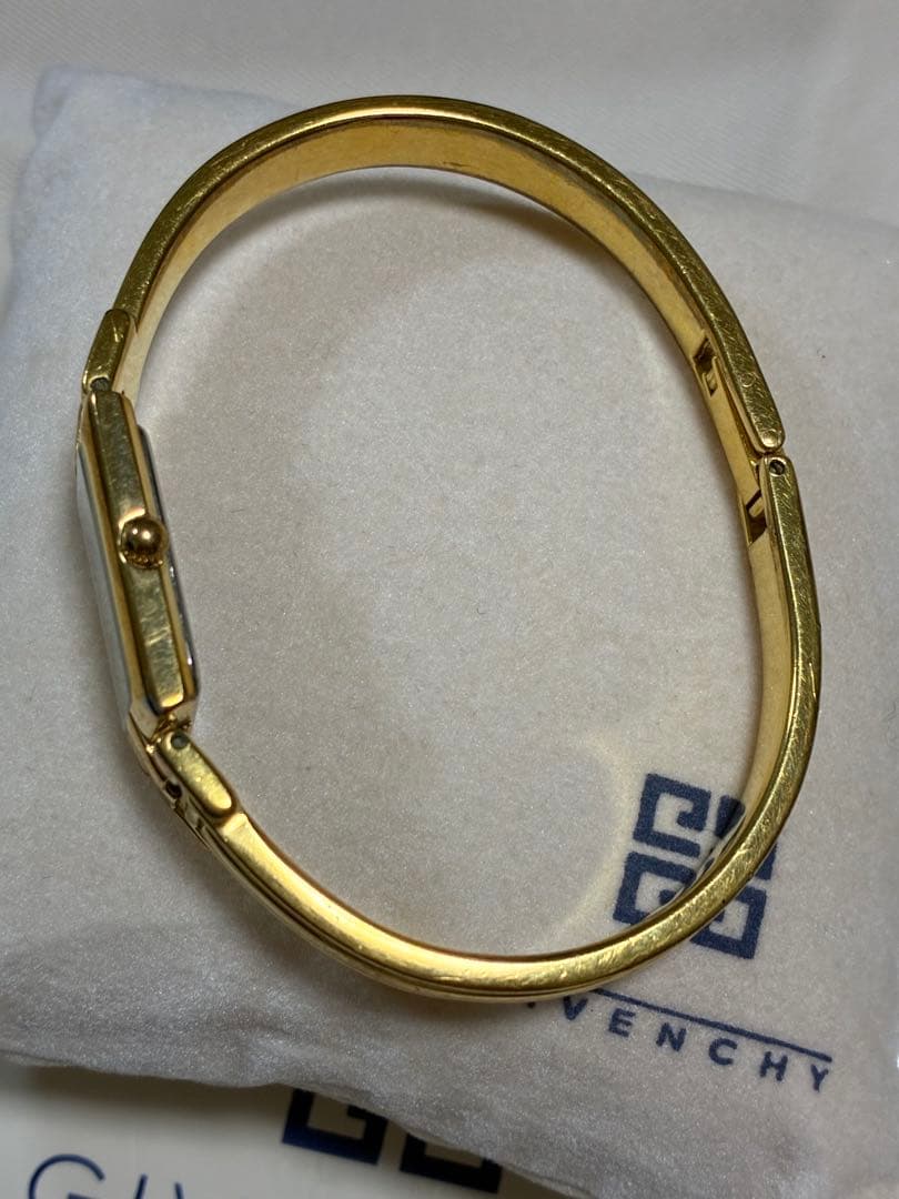 ジバンシー　バングルウォッチ　ゴールド　文字盤ブラック