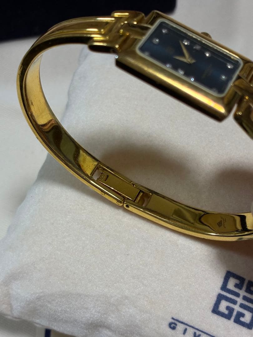 ジバンシー　バングルウォッチ　ゴールド　文字盤ブラック