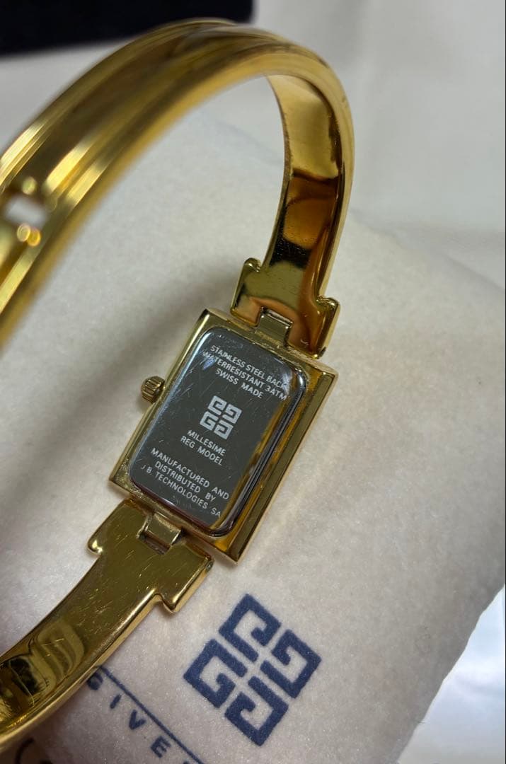 ジバンシー　バングルウォッチ　ゴールド　文字盤ブラック