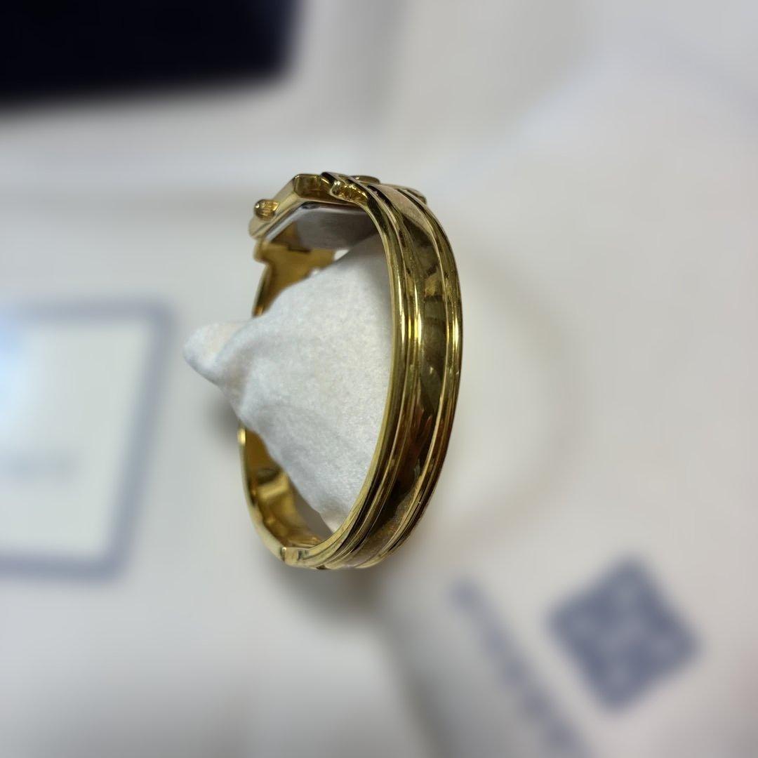 ジバンシー　バングルウォッチ　ゴールド　文字盤ブラック