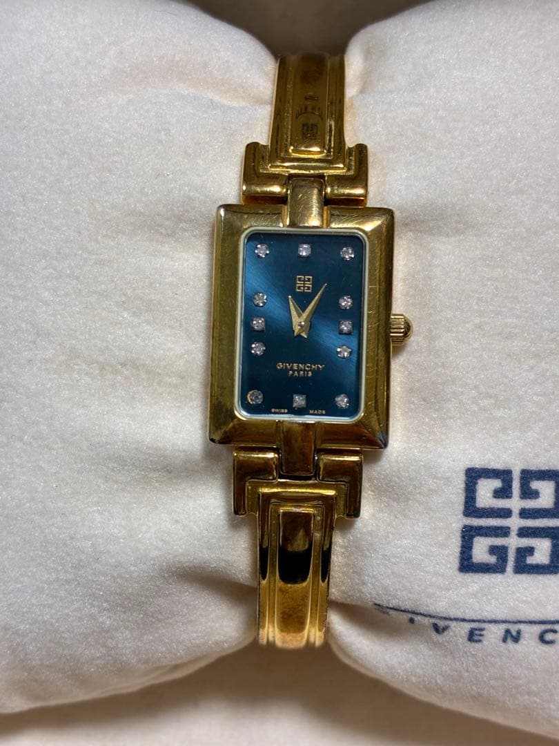 ジバンシー　バングルウォッチ　ゴールド　文字盤ブラック