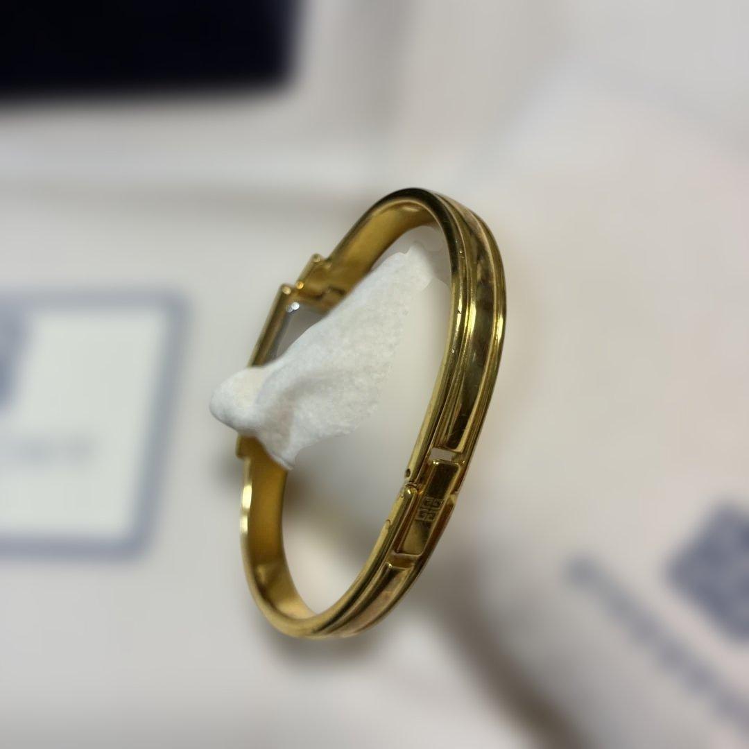 ジバンシー　バングルウォッチ　ゴールド　文字盤ブラック