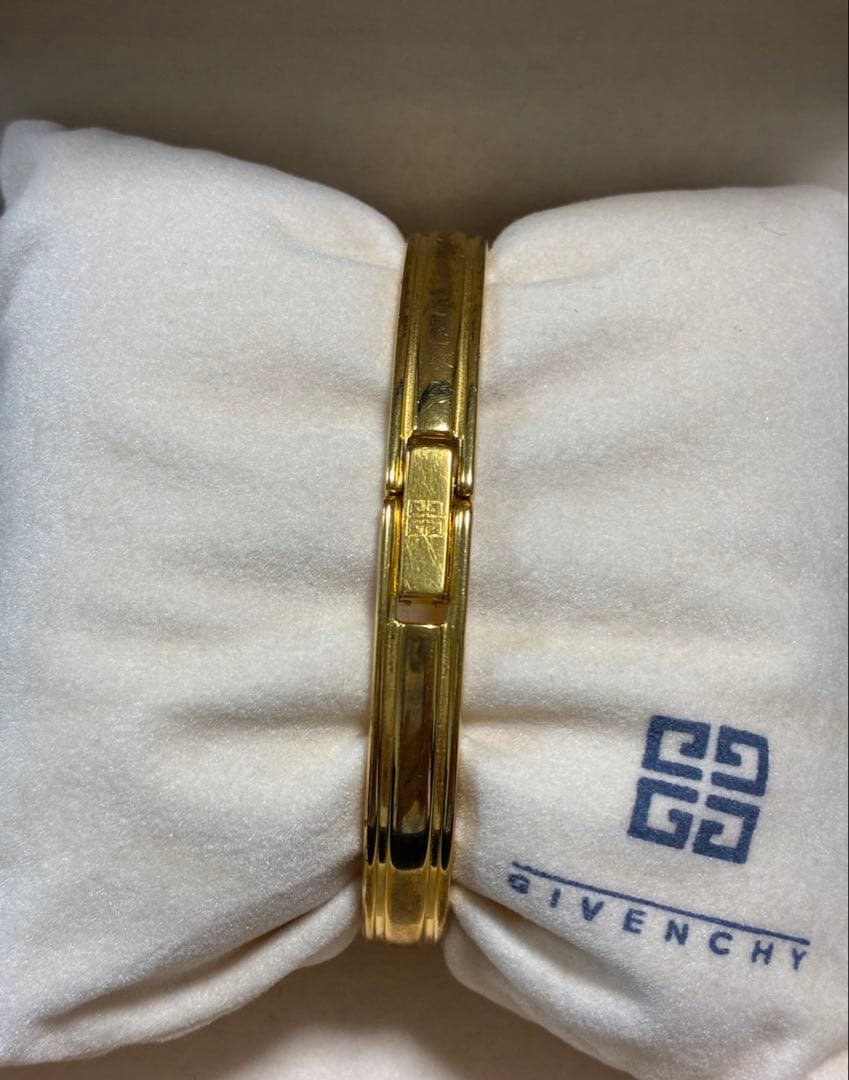 ジバンシー　バングルウォッチ　ゴールド　文字盤ブラック