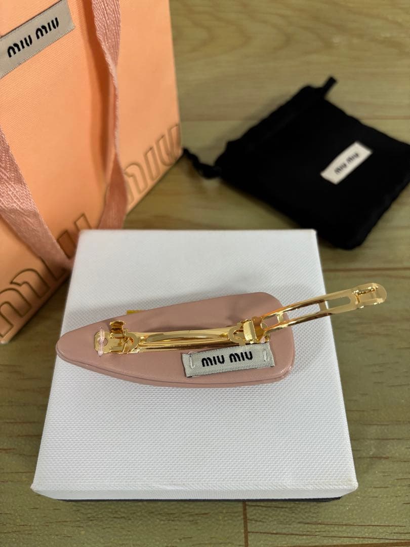 ピンク ミュウミュウ レザー ヘアクリップ