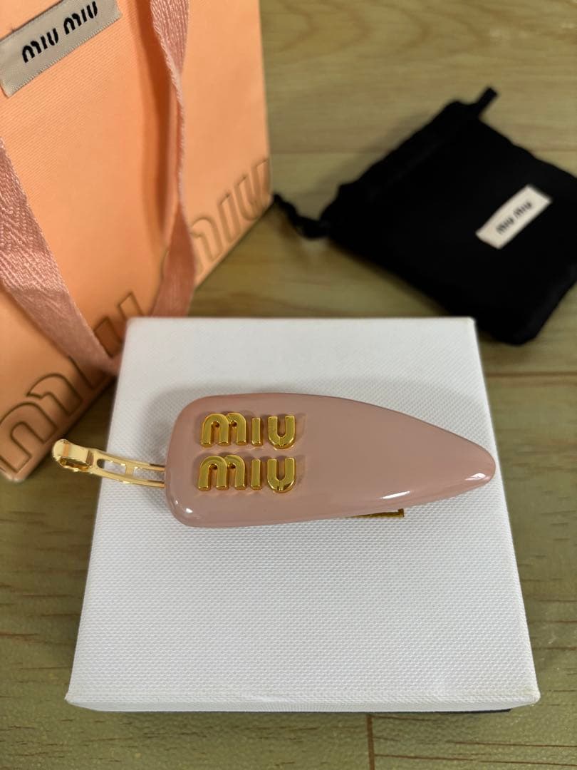 ピンク ミュウミュウ レザー ヘアクリップ