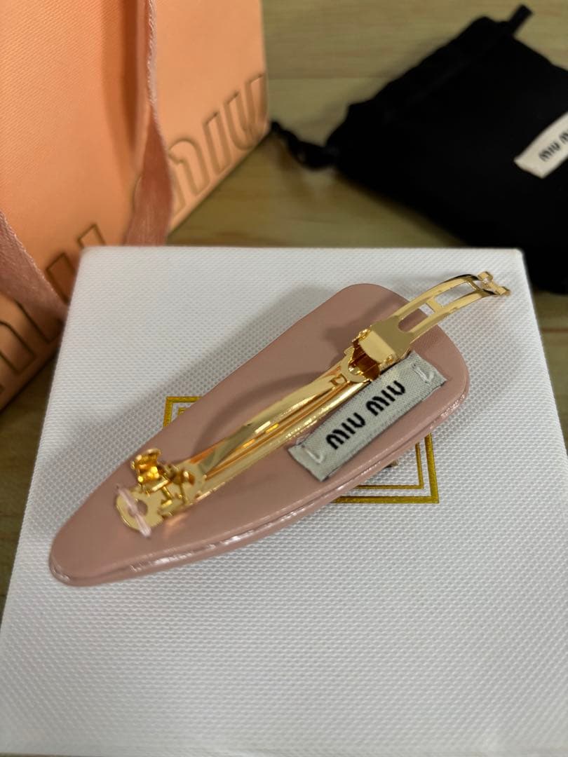 ピンク ミュウミュウ レザー ヘアクリップ