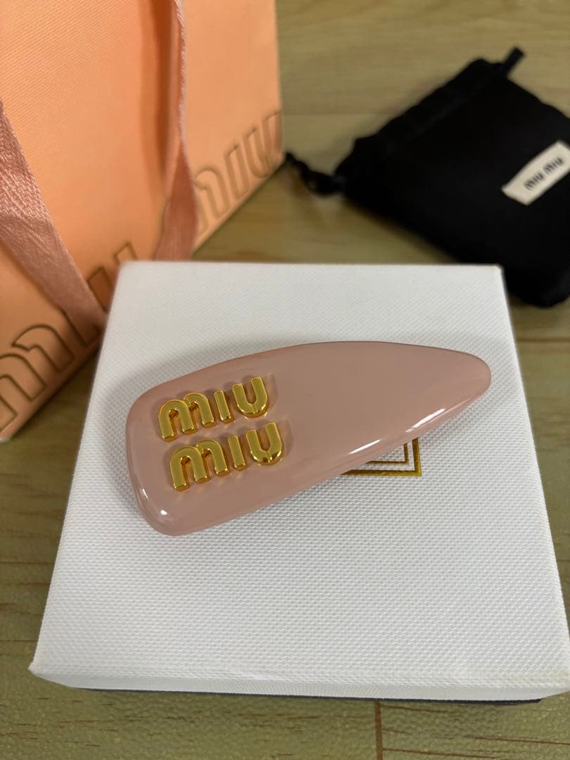 ピンク ミュウミュウ レザー ヘアクリップ