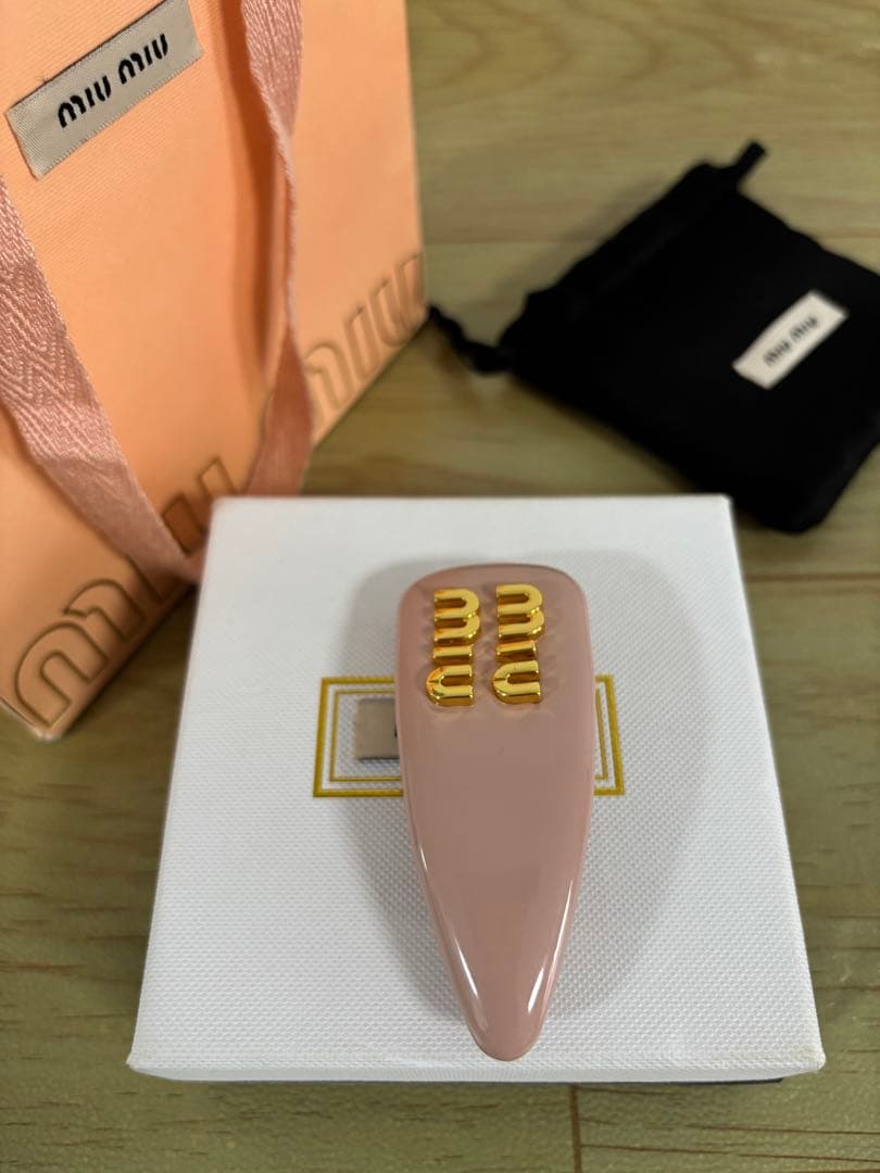 ピンク ミュウミュウ レザー ヘアクリップ