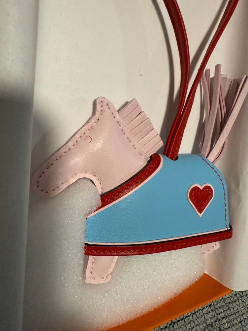 【新品未使用】新作ロデオチャーム PM エルメス ロベオクール ローズダーリン