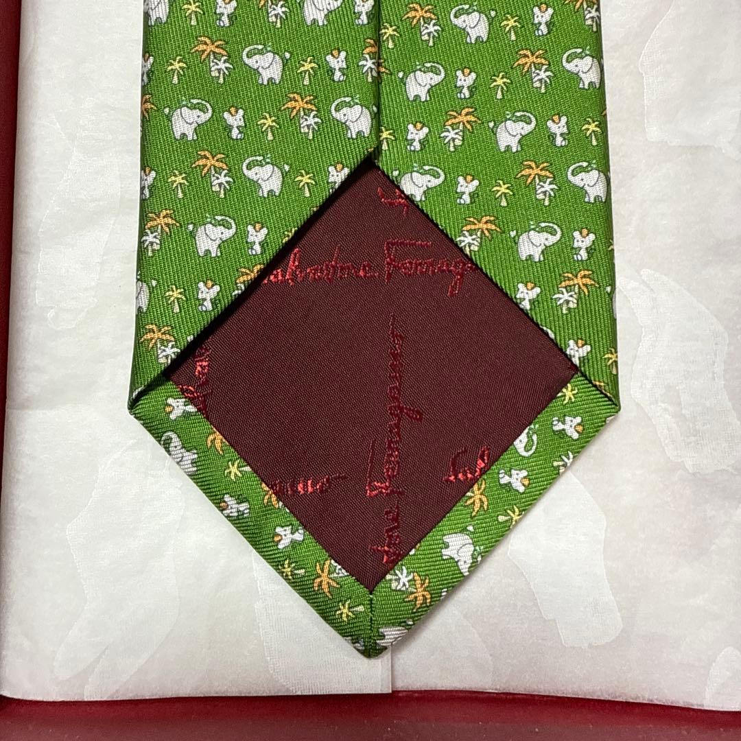 未使用　サルバトーレフェラガモ　ネクタイ　緑　象・ネズミ　動物柄