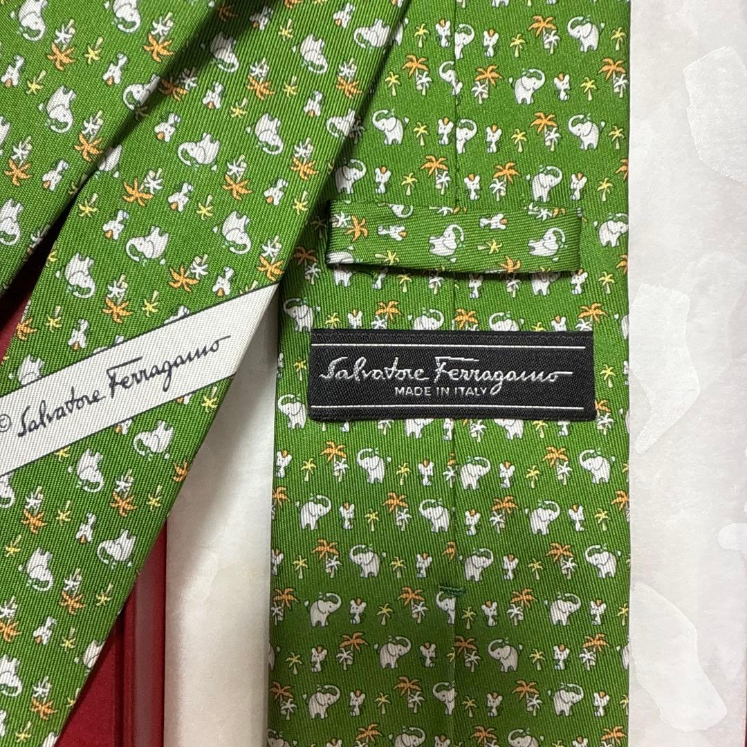 未使用　サルバトーレフェラガモ　ネクタイ　緑　象・ネズミ　動物柄